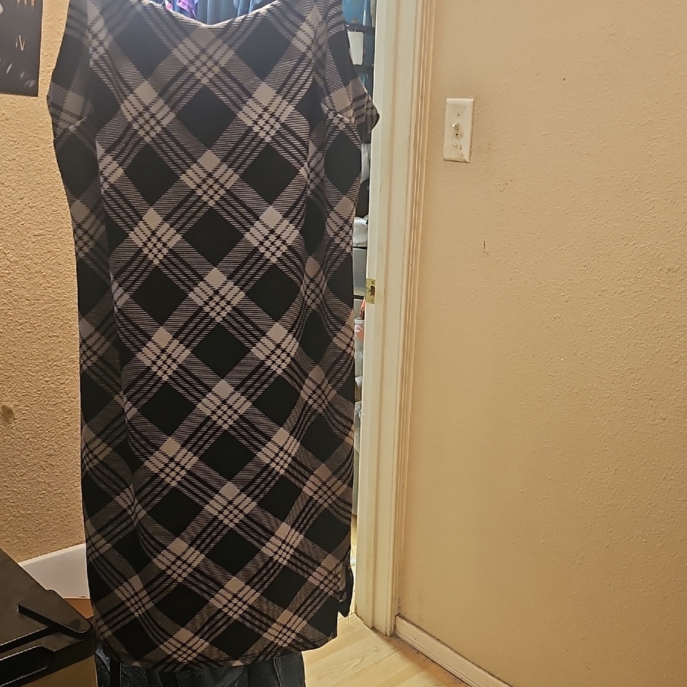 NOBO Black and White Sleeveless Sheath Midi Dress